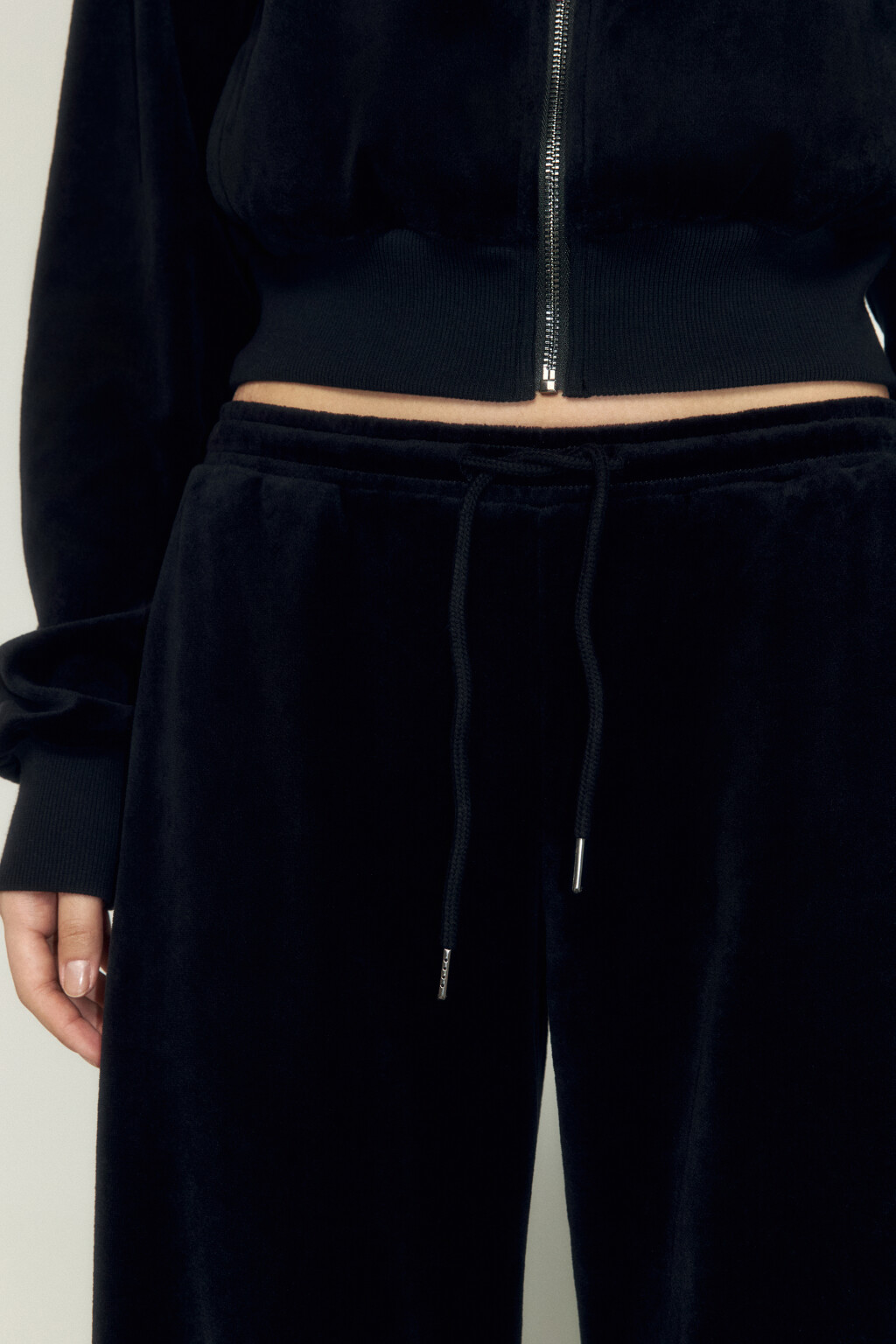 Брюки широкие с велюровой фактурой - цвет черный - 6