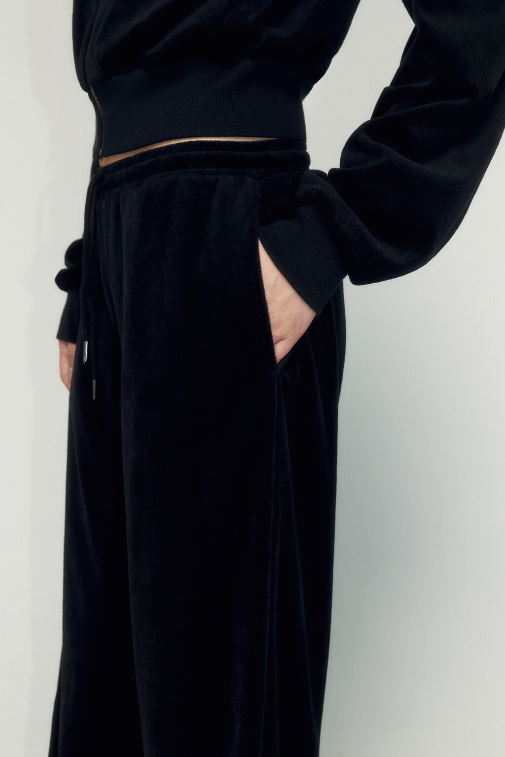 Брюки широкие с велюровой фактурой - цвет черный - 7