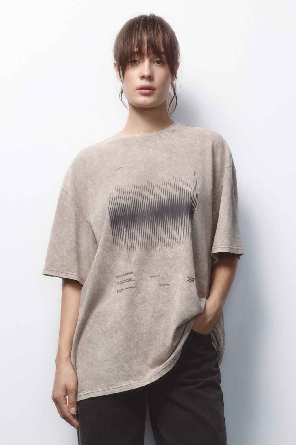 Футболка хлопковая с вареным эффектом и принтом - цвет белый - 2