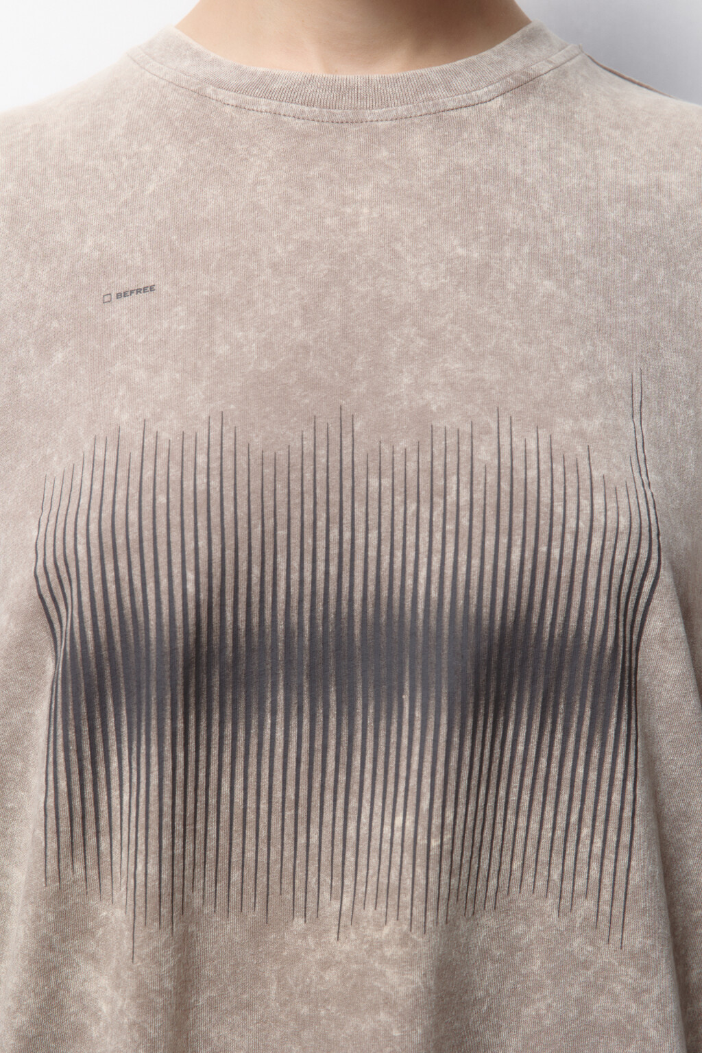 Футболка хлопковая с вареным эффектом и принтом - цвет белый - 6