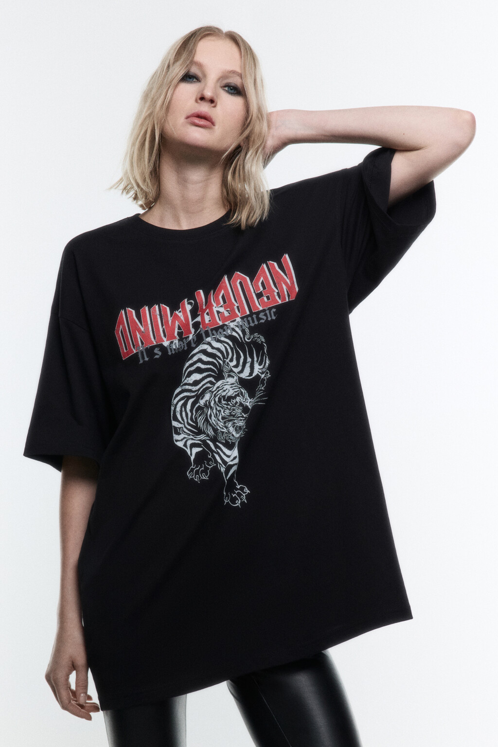 Футболка oversize с принтом в стиле гранж - цвет черный - 2