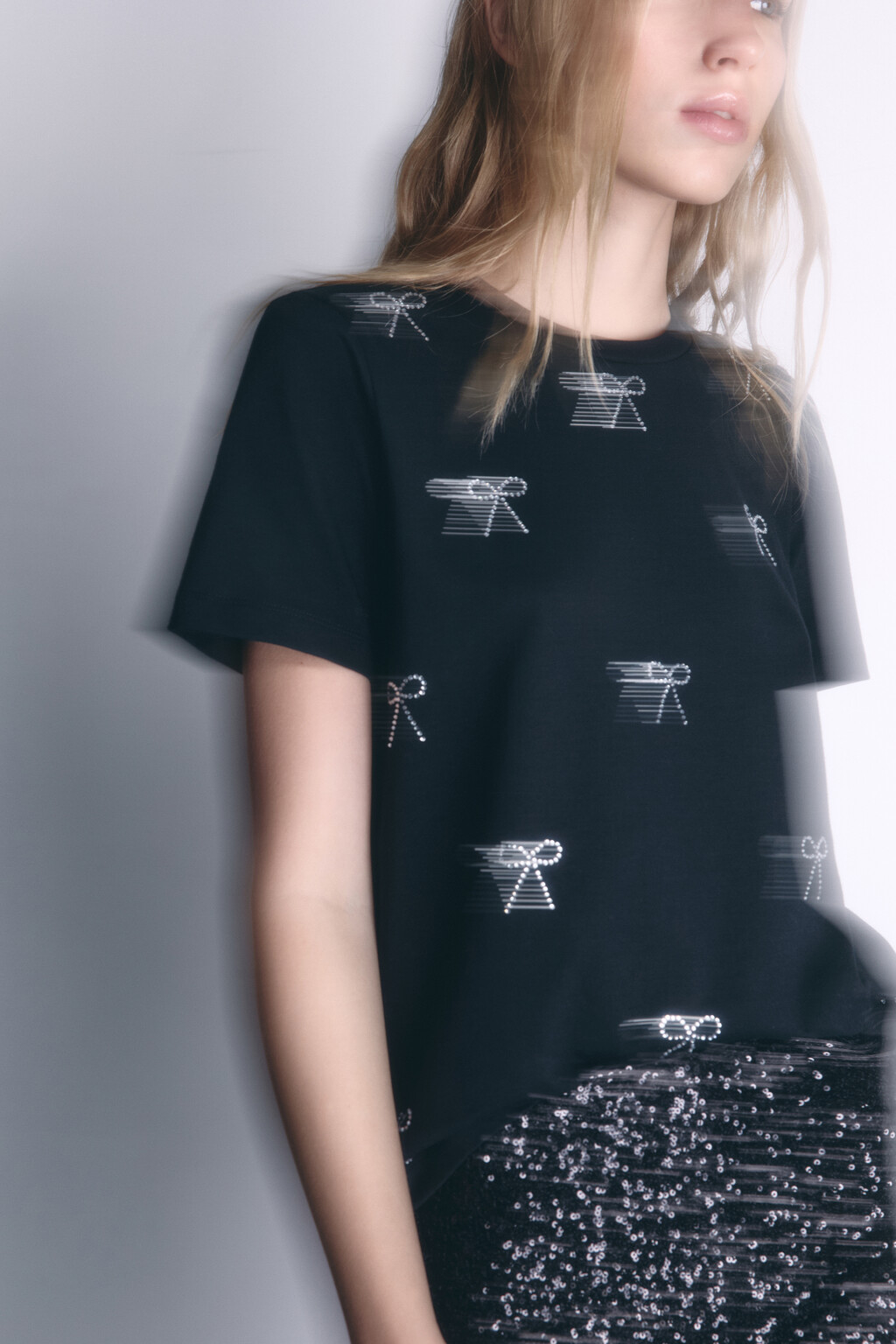 Футболка хлопковая с принтом из страз - цвет черный - 2