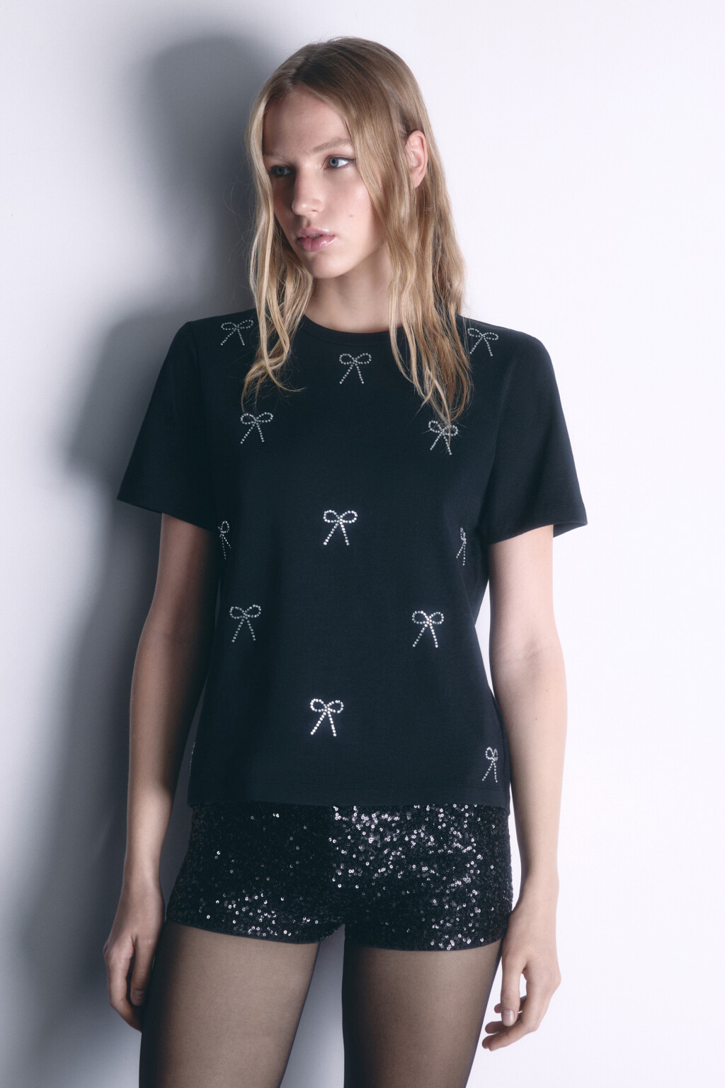 Футболка хлопковая с принтом из страз - цвет черный - 3