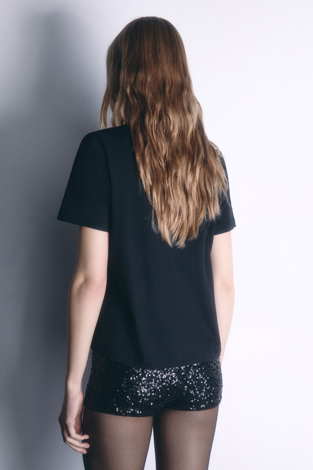 Футболка хлопковая с принтом из страз - цвет черный - 5