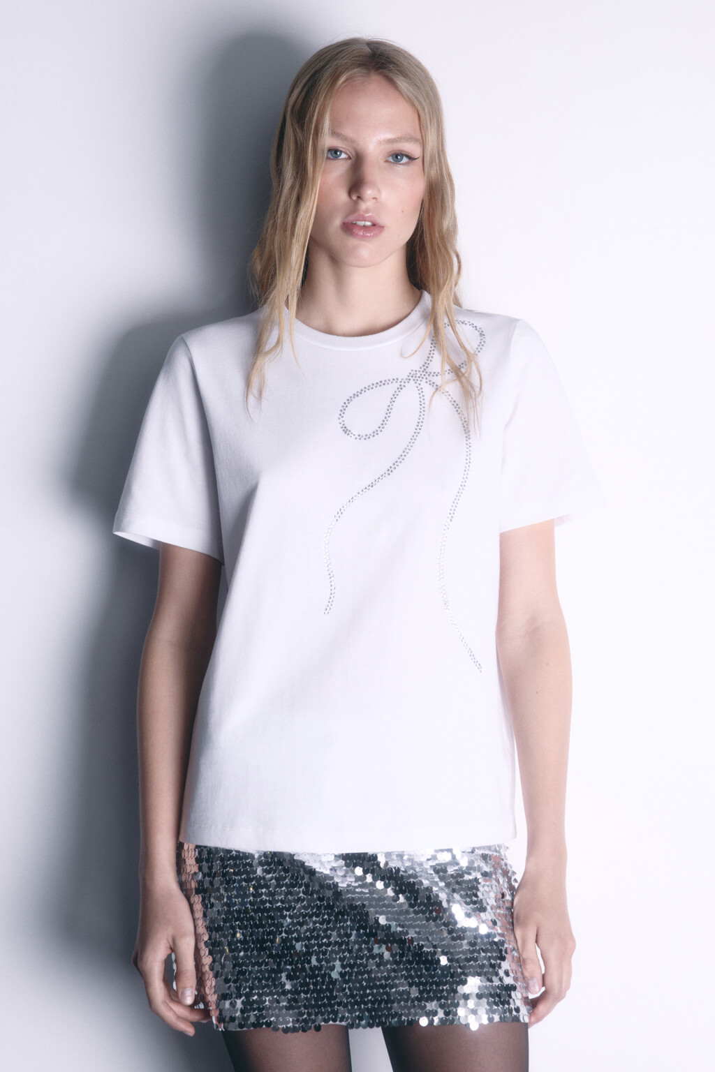 Футболка хлопковая с принтом из страз - цвет белый - 3