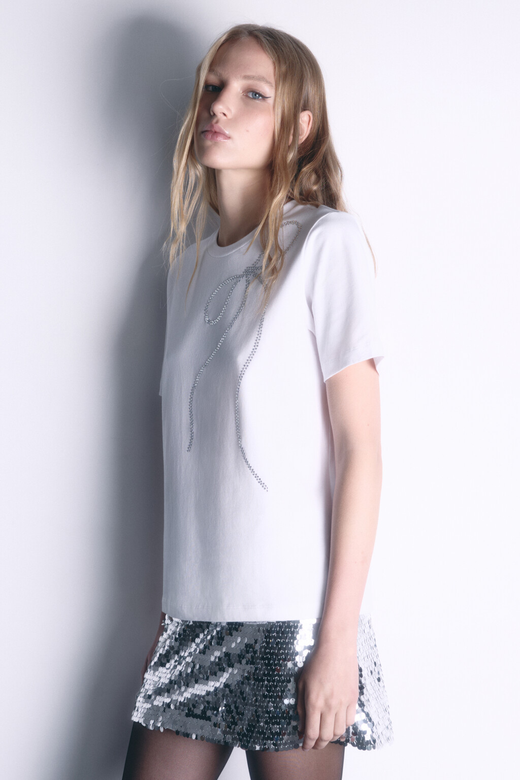 Футболка хлопковая с принтом из страз - цвет белый - 4