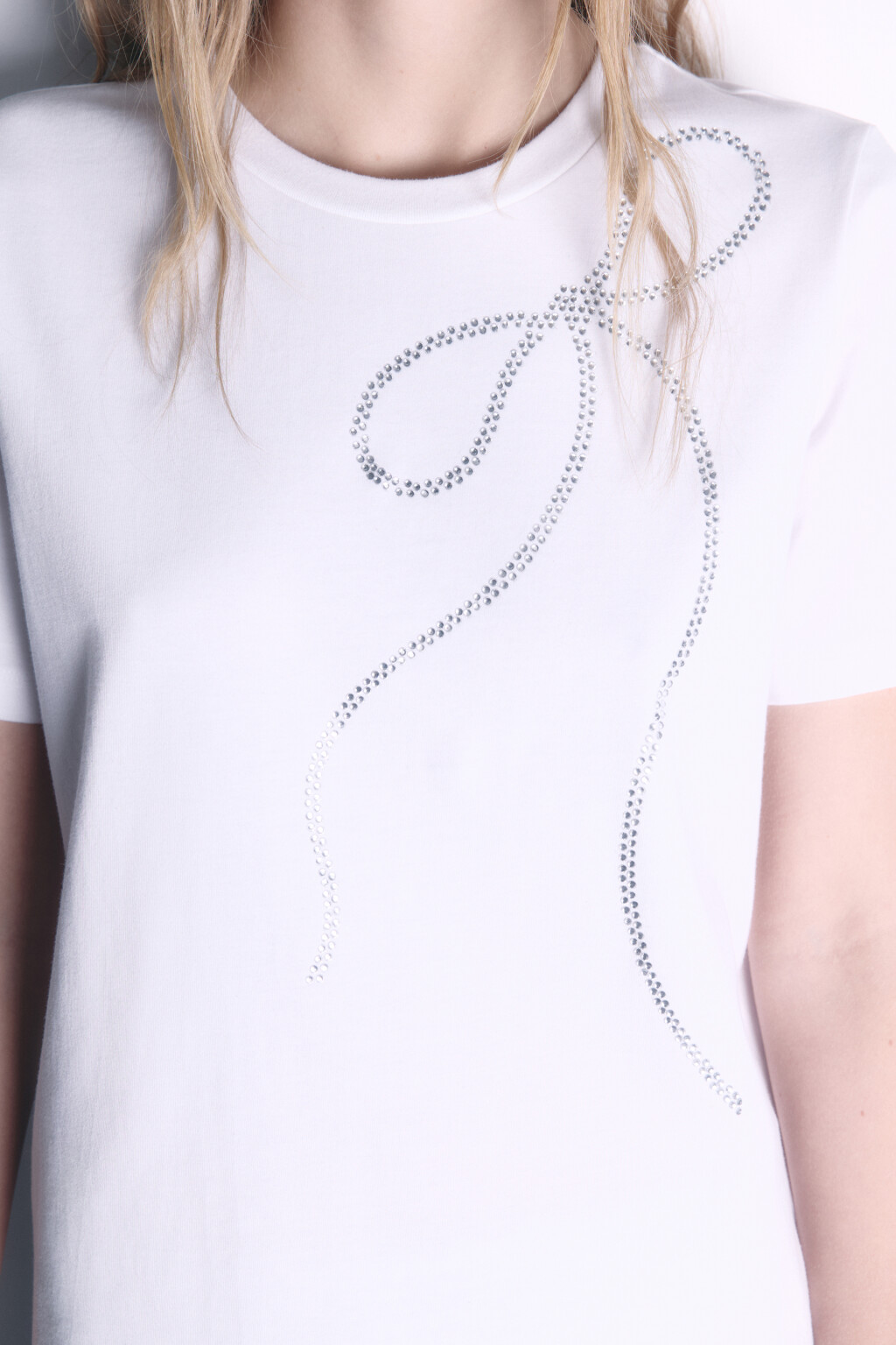 Футболка хлопковая с принтом из страз - цвет белый - 6