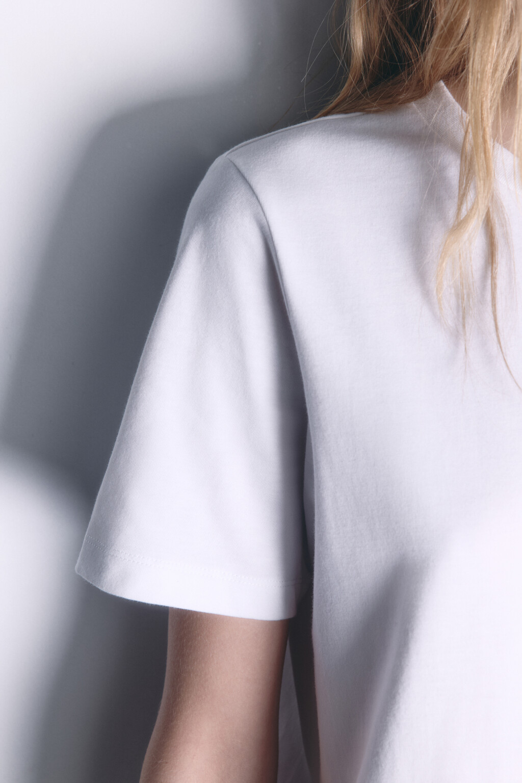 Футболка хлопковая с принтом из страз - цвет белый - 7