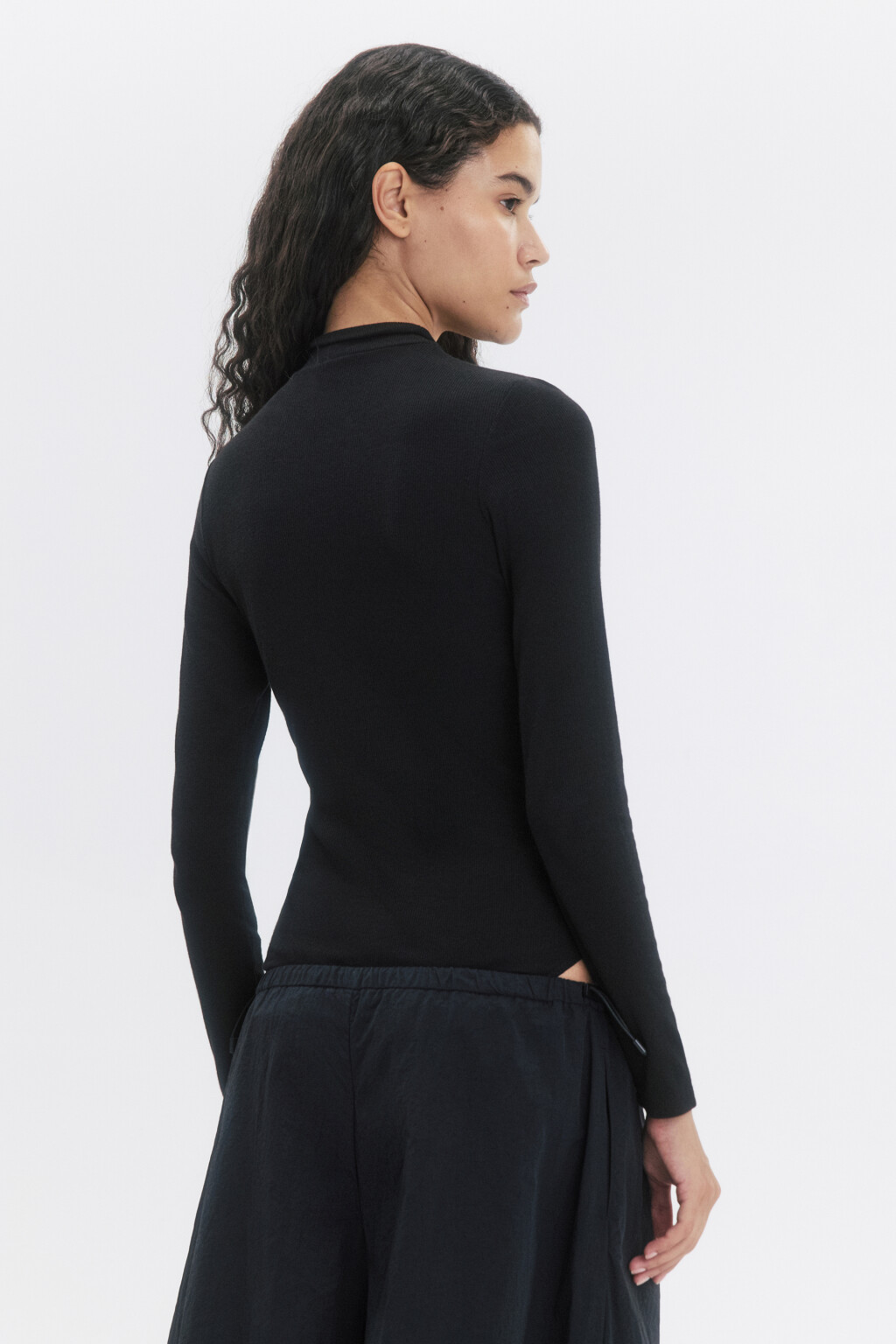 Боди-водолазка в рубчик с коротким воротником - цвет черный - 4