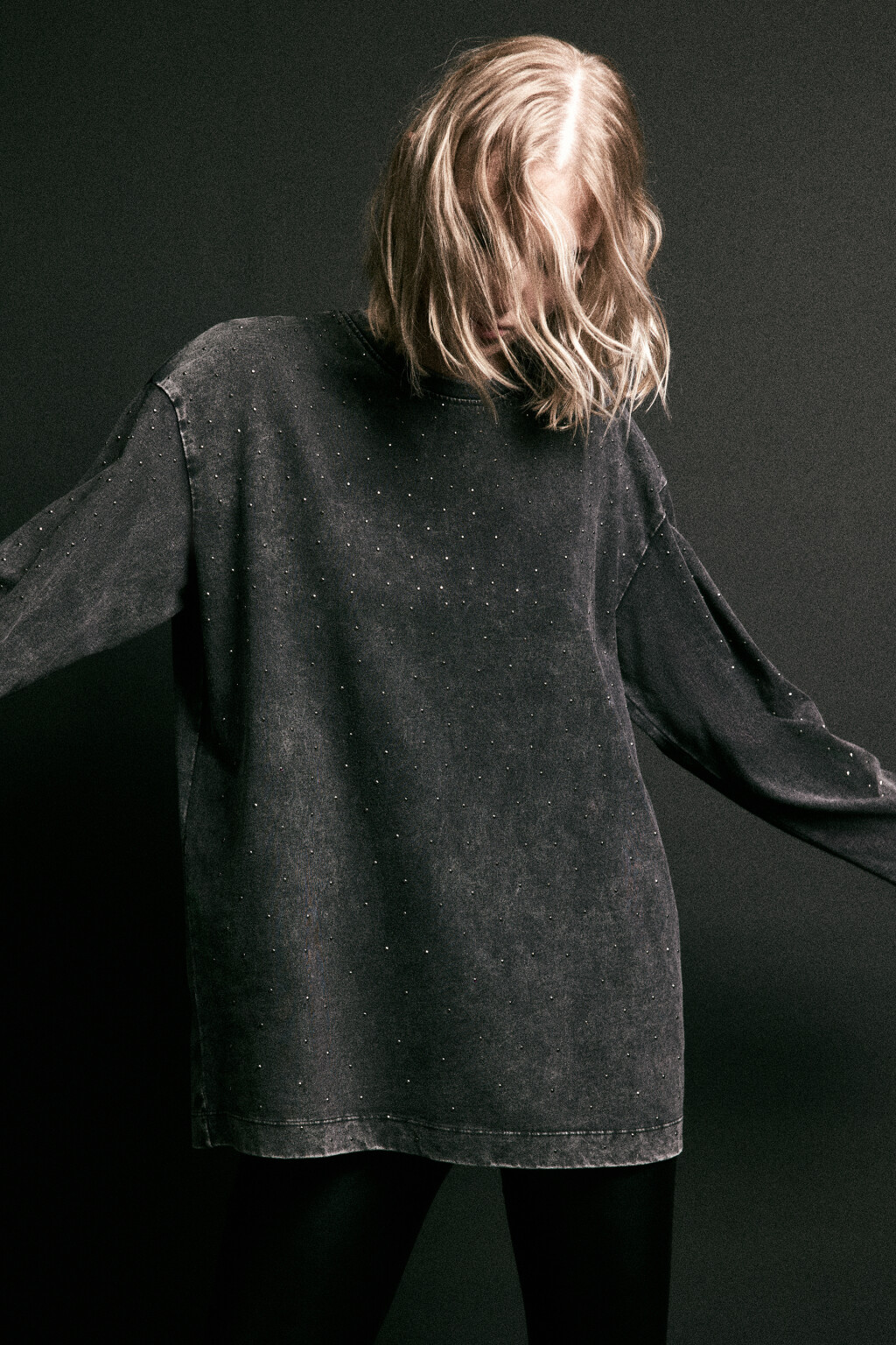 Лонгслив хлопковый с декором из страз - цвет серый - 1