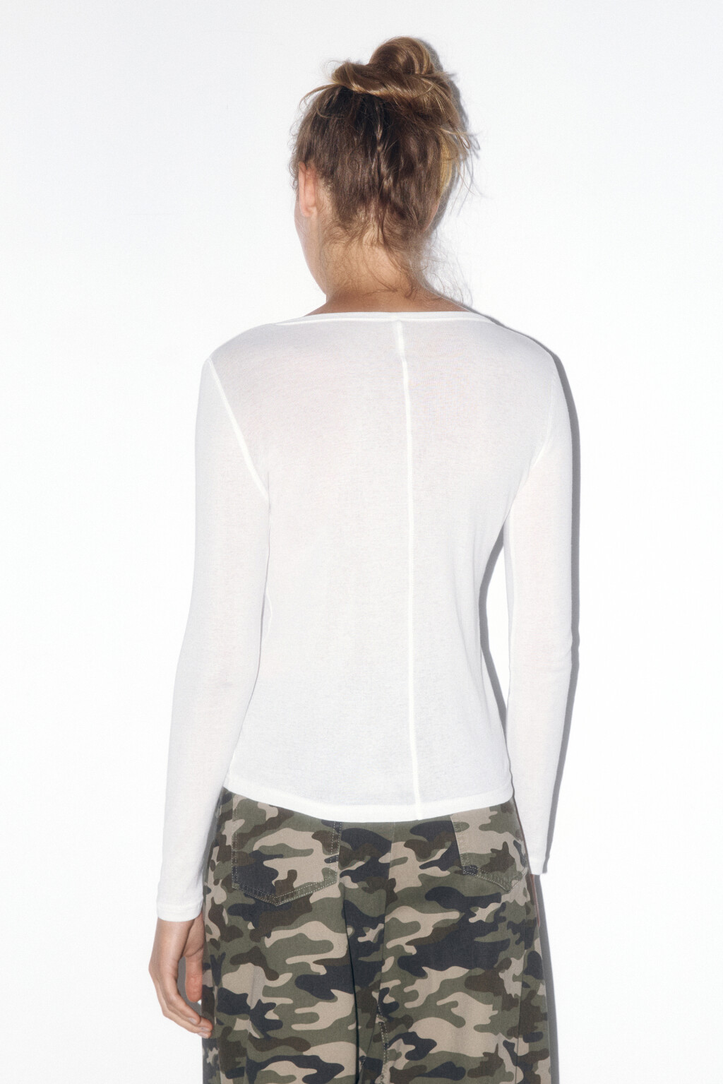 Лонгслив приталенный из тонкого хлопка - цвет белый - 4