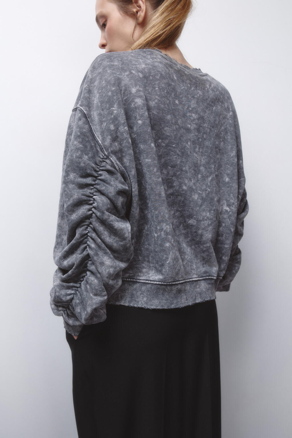 Свитшот рваный со стиркой и сборками на рукавах - цвет бежевый - 1