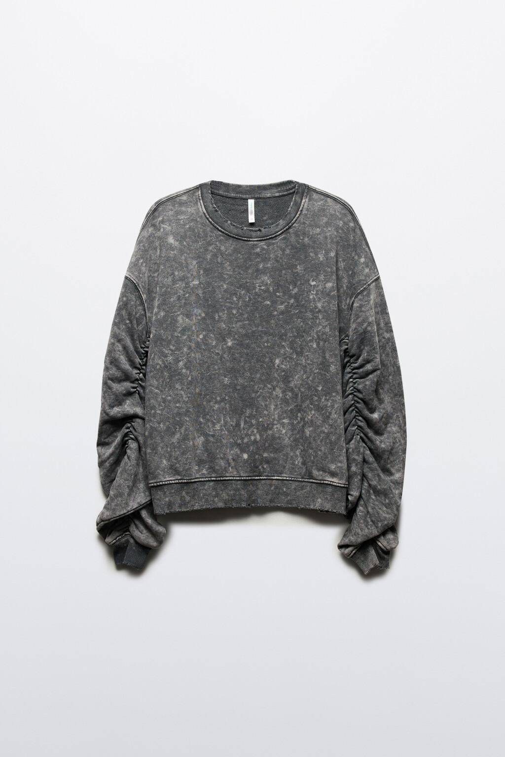 Свитшот рваный со стиркой и сборками на рукавах - цвет бежевый - 8