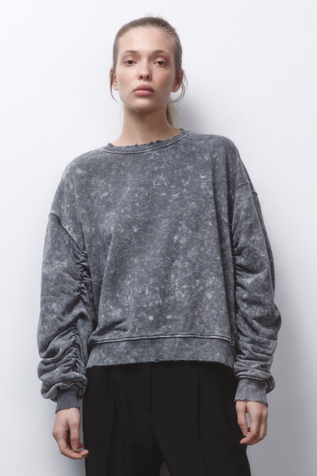 Свитшот рваный со стиркой и сборками на рукавах - цвет бежевый - 2