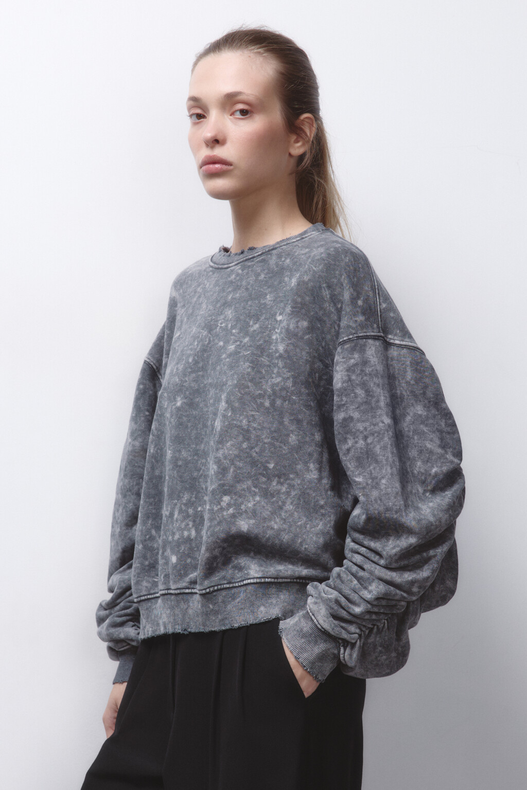 Свитшот рваный со стиркой и сборками на рукавах - цвет бежевый - 3