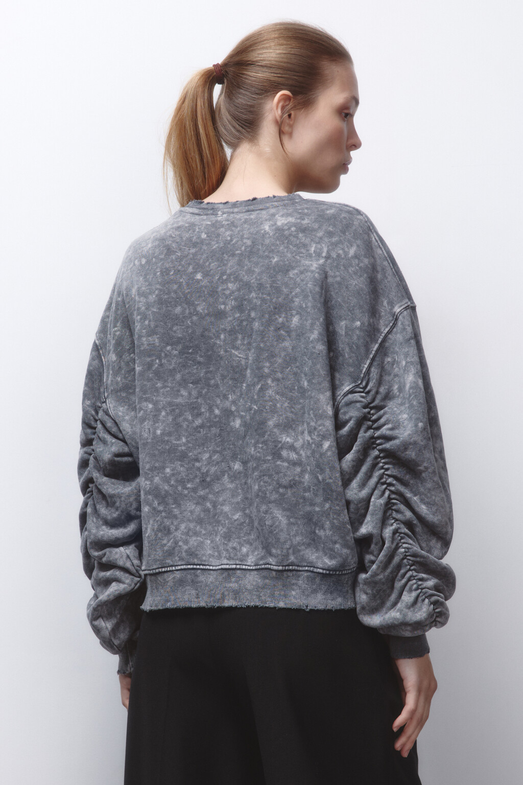 Свитшот рваный со стиркой и сборками на рукавах - цвет бежевый - 4