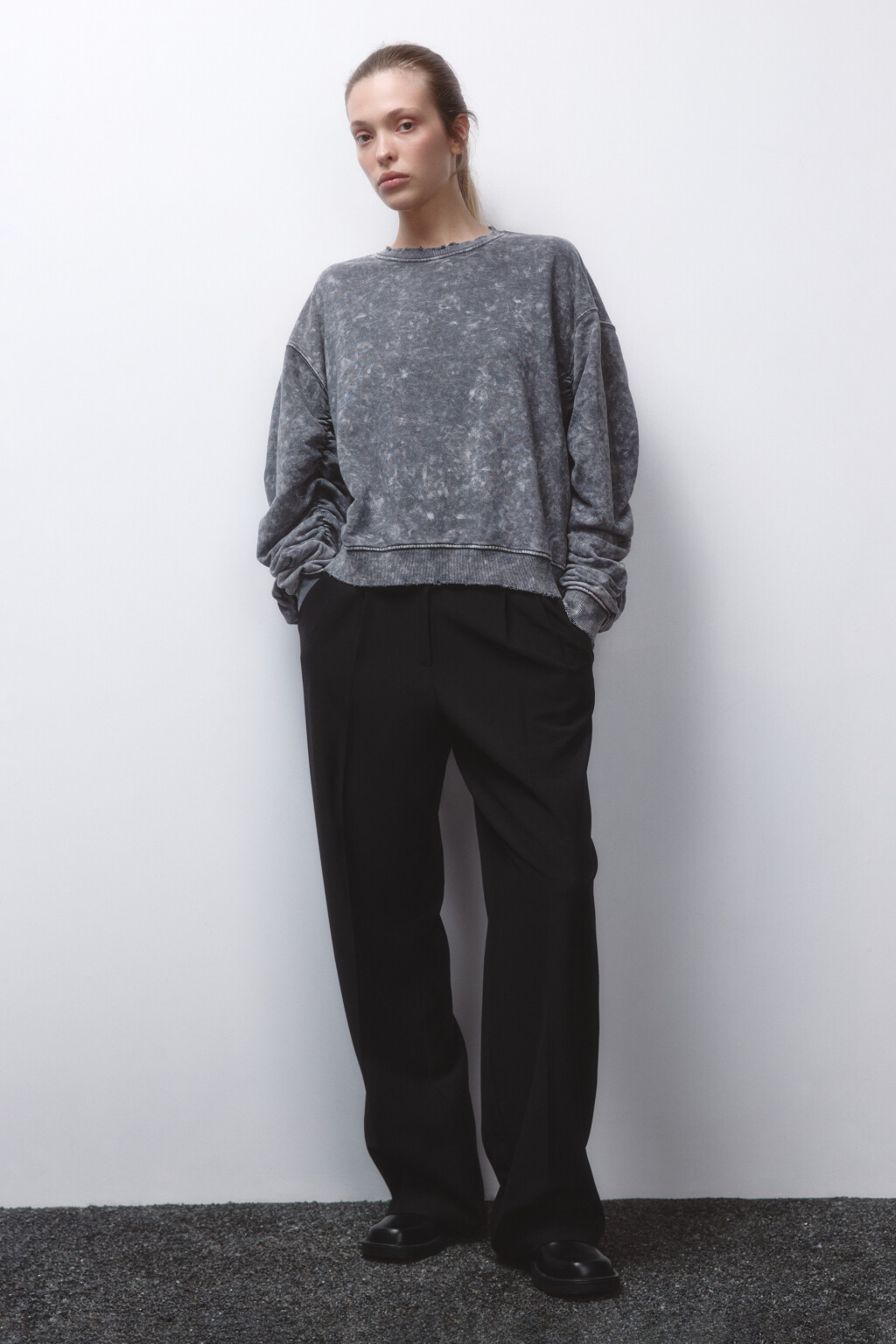 Свитшот рваный со стиркой и сборками на рукавах - цвет бежевый - 5