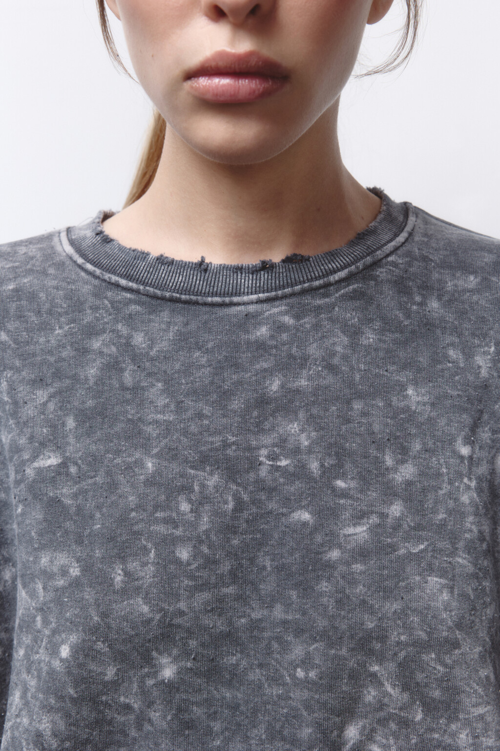 Свитшот рваный со стиркой и сборками на рукавах - цвет бежевый - 6