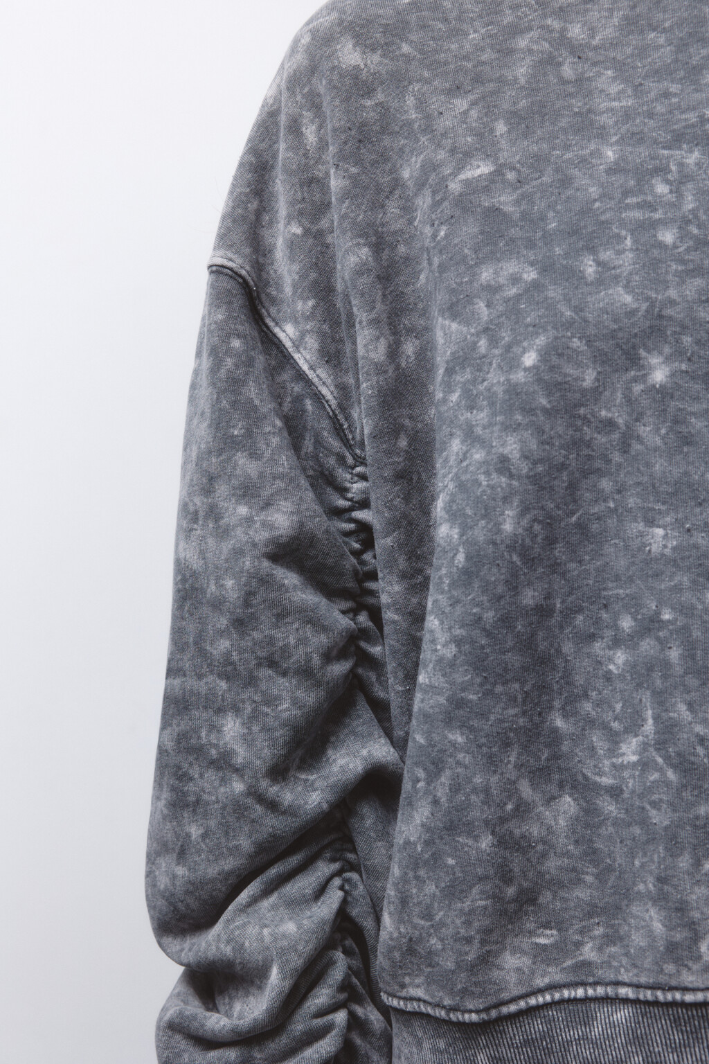 Свитшот рваный со стиркой и сборками на рукавах - цвет бежевый - 7