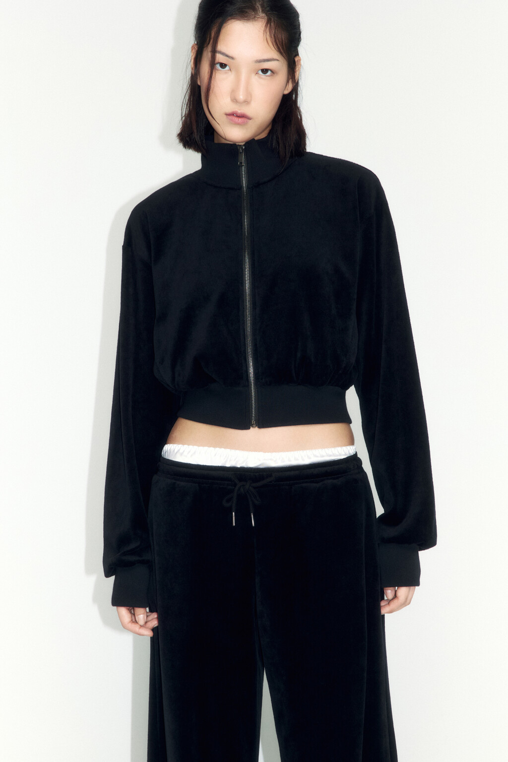 Худи на молнии с велюровой фактурой - цвет черный - 1