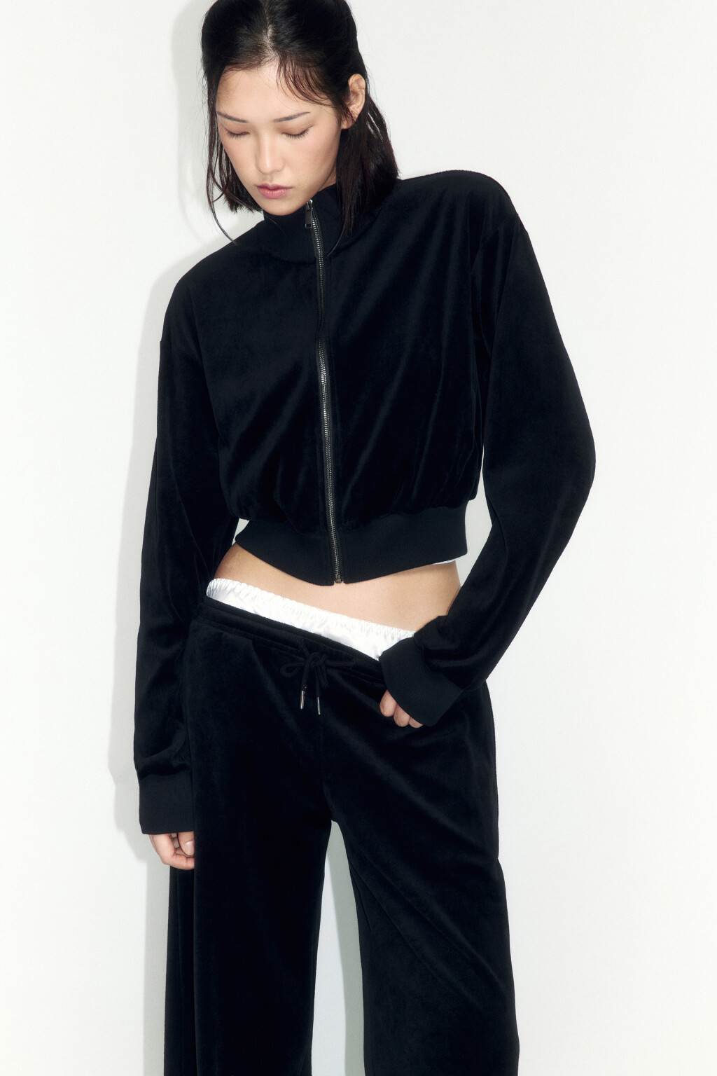 Худи на молнии с велюровой фактурой - цвет черный - 2