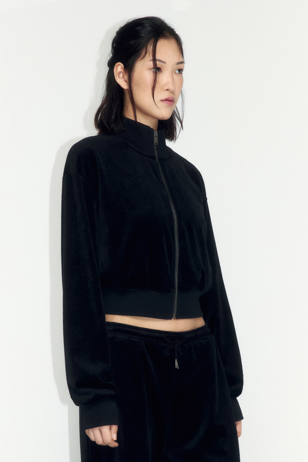 Худи на молнии с велюровой фактурой - цвет черный - 4