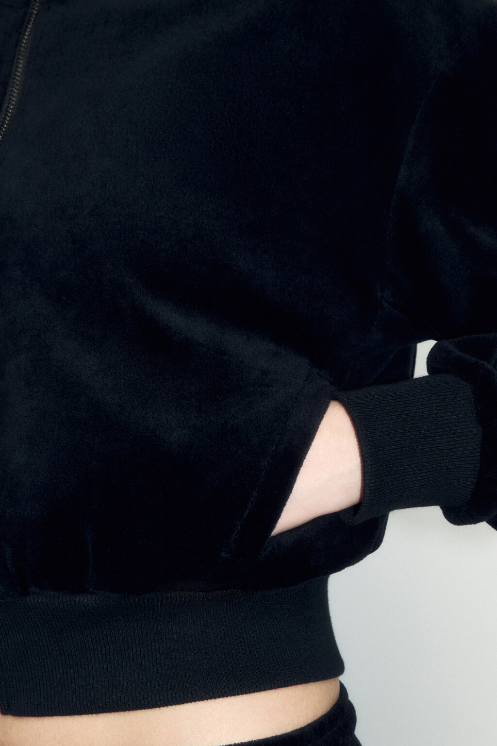 Худи на молнии с велюровой фактурой - цвет черный - 8