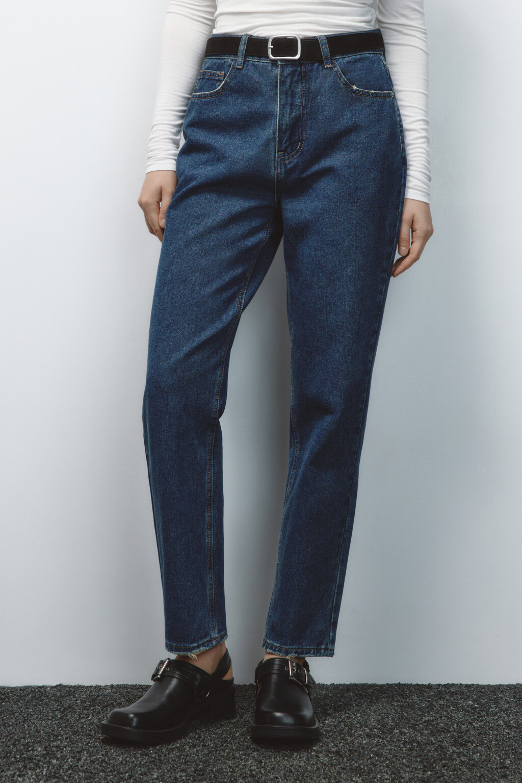 Джинсы mom с высокой посадкой и ремнем - цвет темный тинт - 2