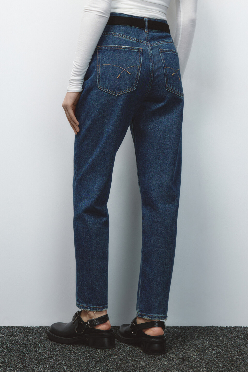 Джинсы mom с высокой посадкой и ремнем - цвет темный тинт - 4