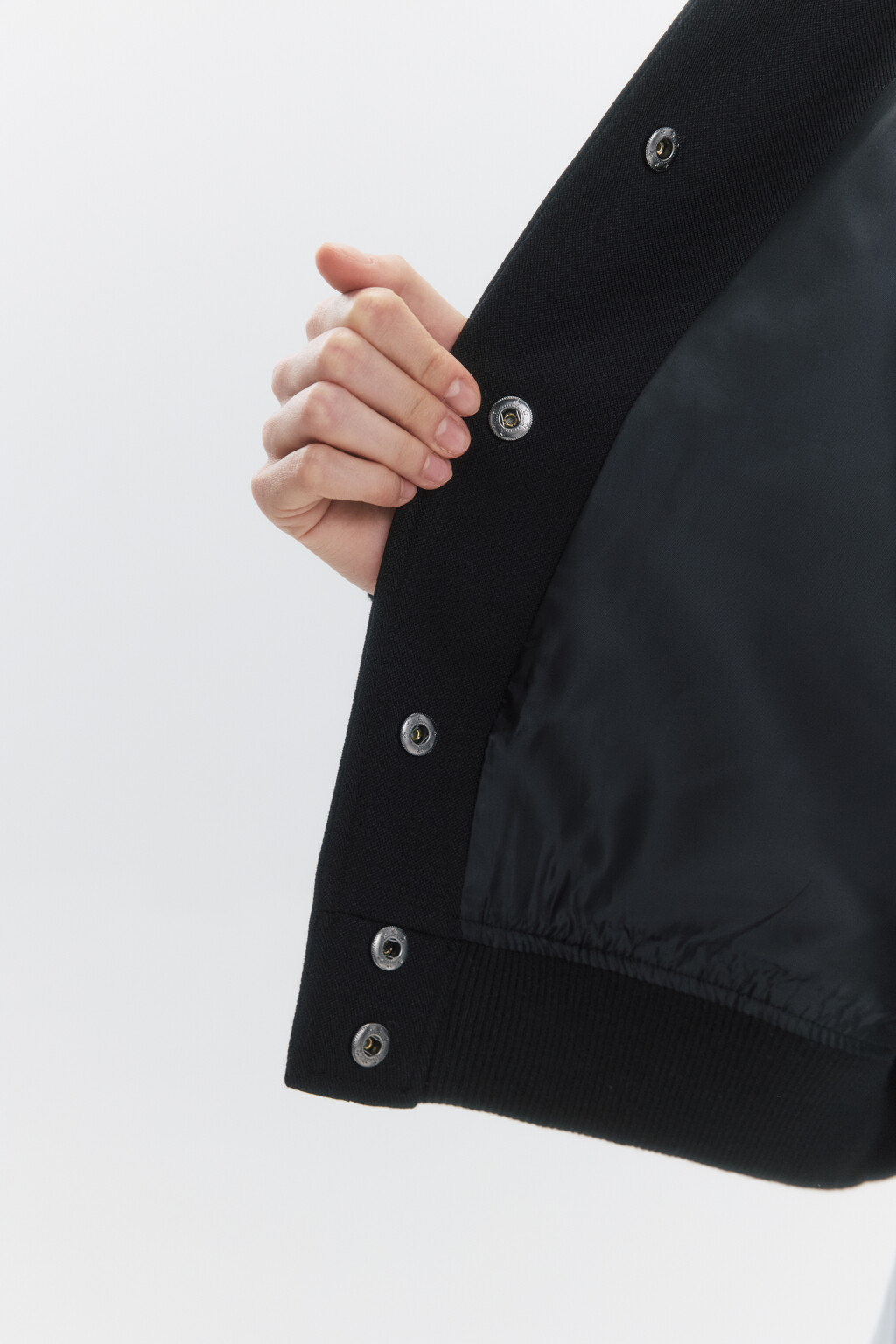 Жакет-бомбер укороченный с накладными карманами - цвет черный - 8