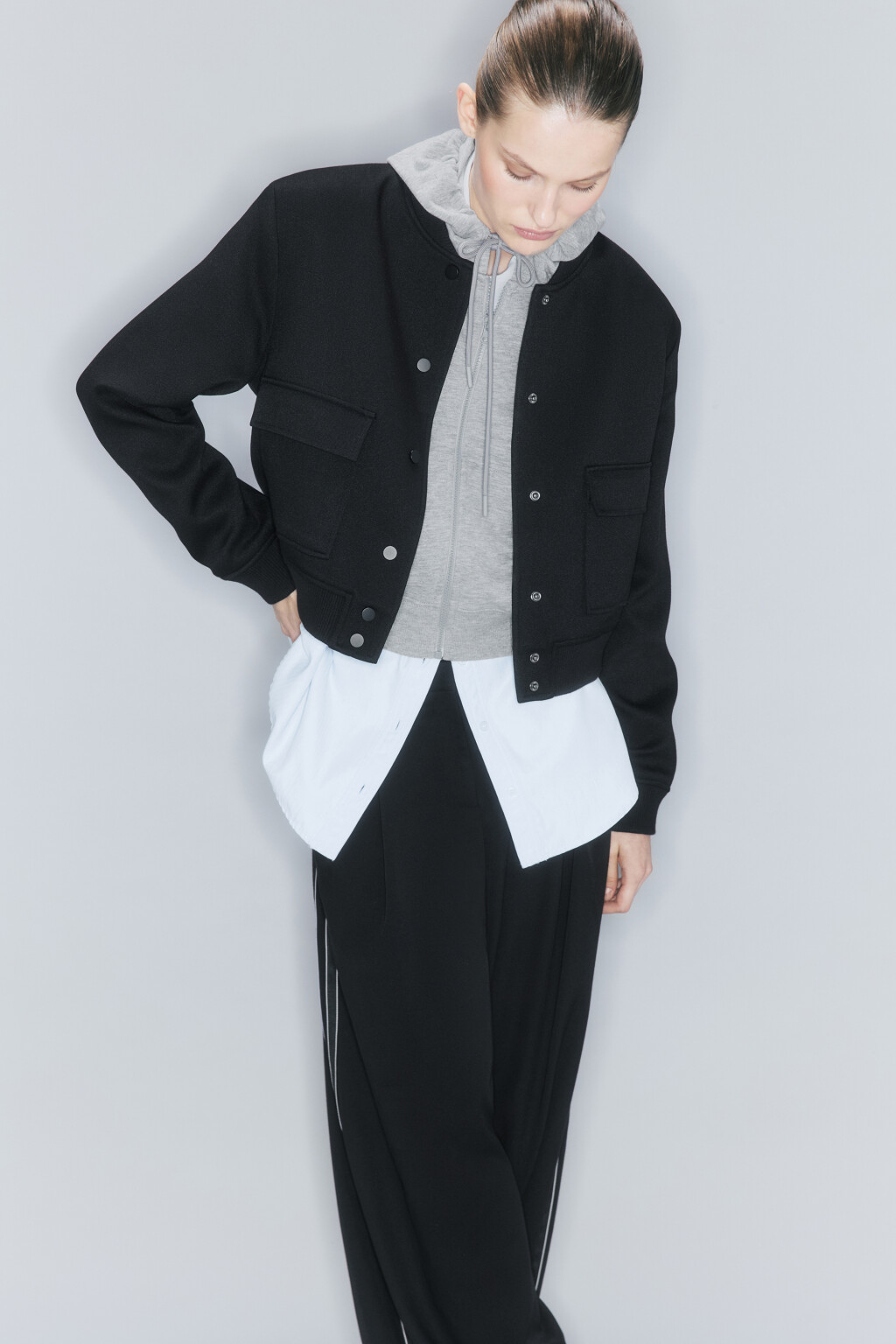 Жакет-бомбер укороченный с накладными карманами - цвет черный - 2