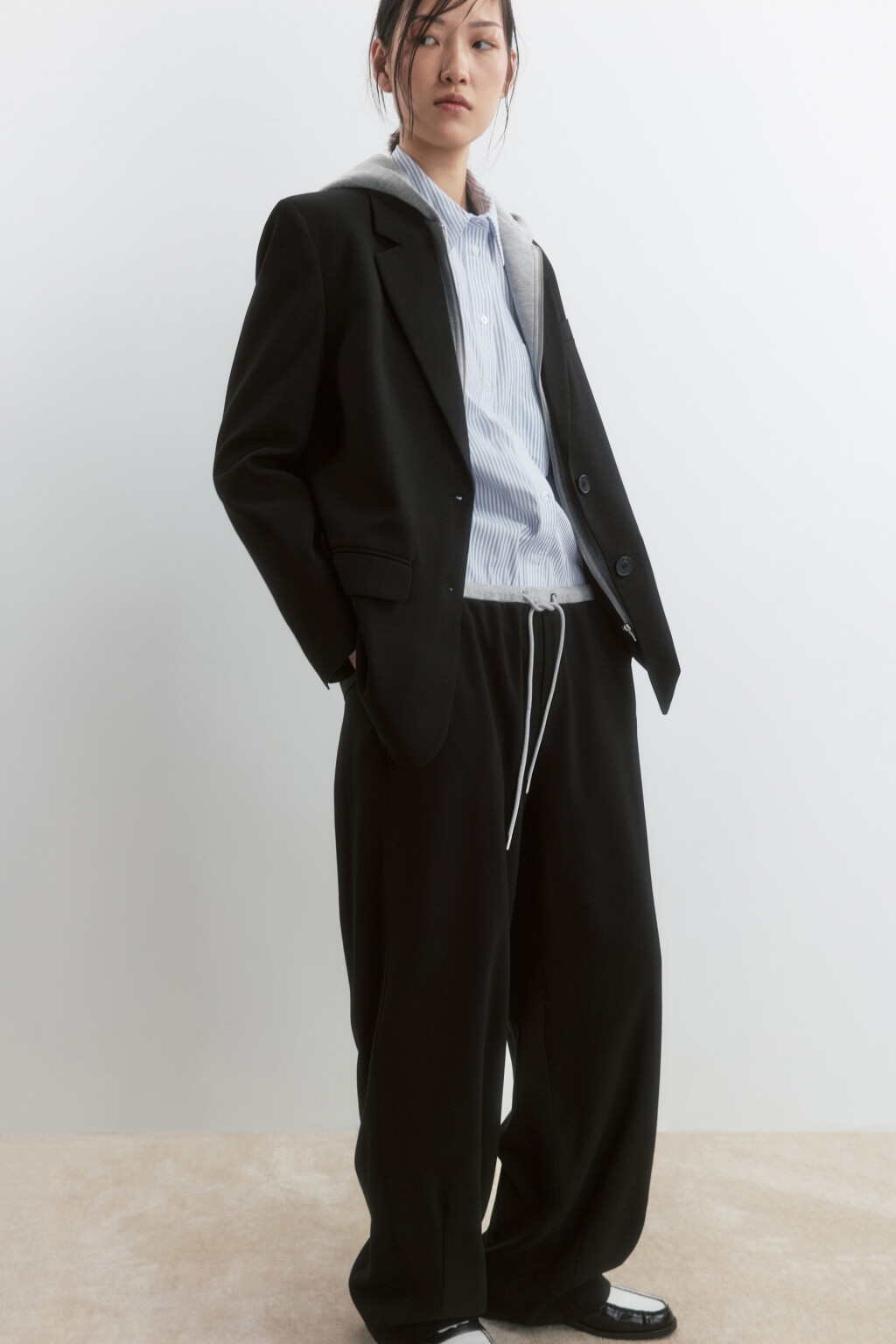 Пиджак однобортный с имитацией худи с капюшоном - цвет черный - 2