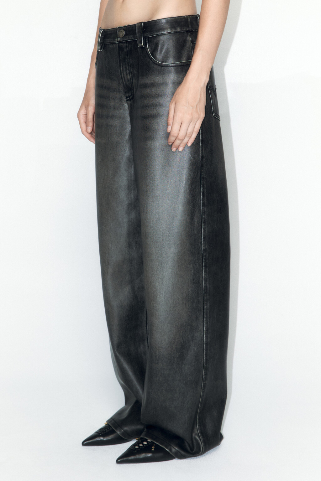 Брюки широкие из стираной искусственной кожи - цвет серый - 4