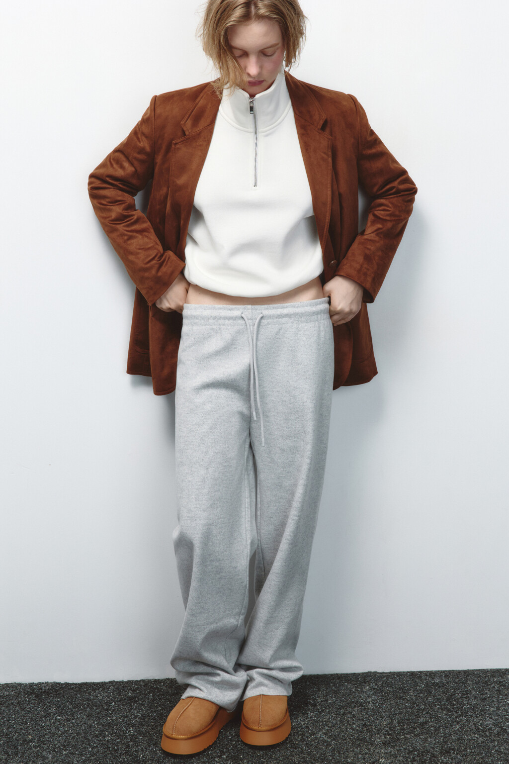 Брюки широкие из теплого вязаного трикотажа - цвет серый - 1