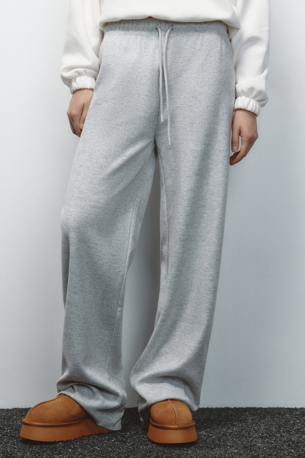 Брюки широкие из теплого вязаного трикотажа - цвет серый - 3