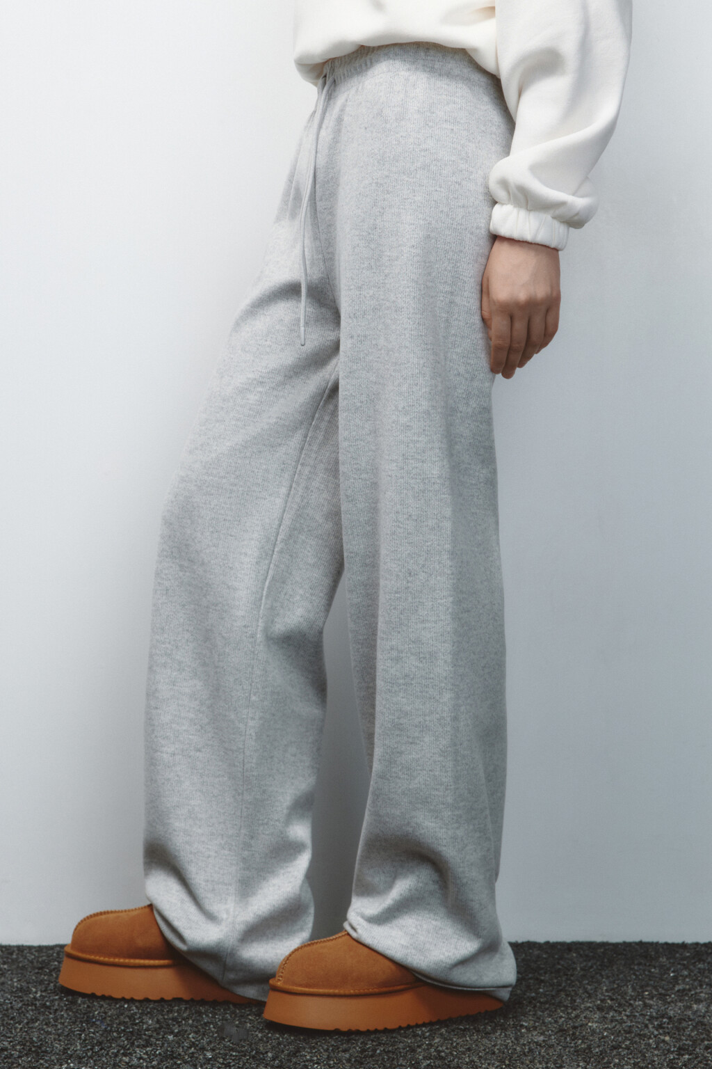 Брюки широкие из теплого вязаного трикотажа - цвет серый - 4