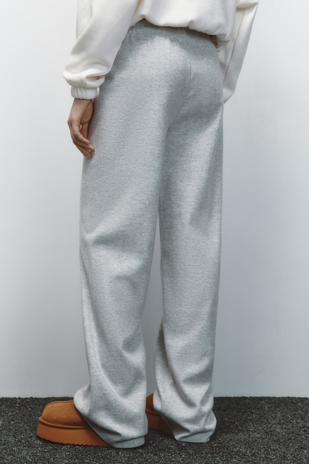 Брюки широкие из теплого вязаного трикотажа - цвет серый - 5