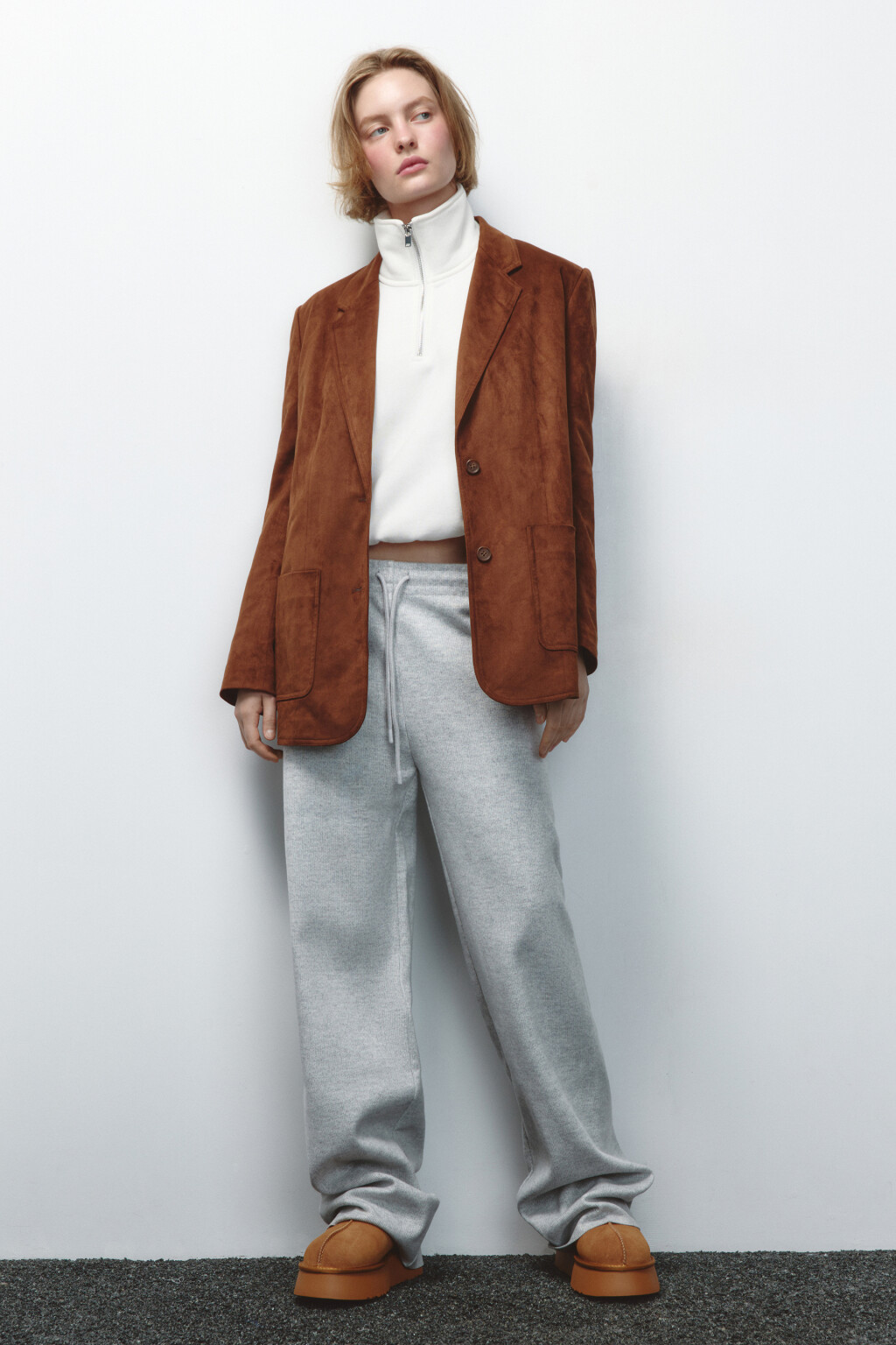 Брюки широкие из теплого вязаного трикотажа - цвет серый - 7