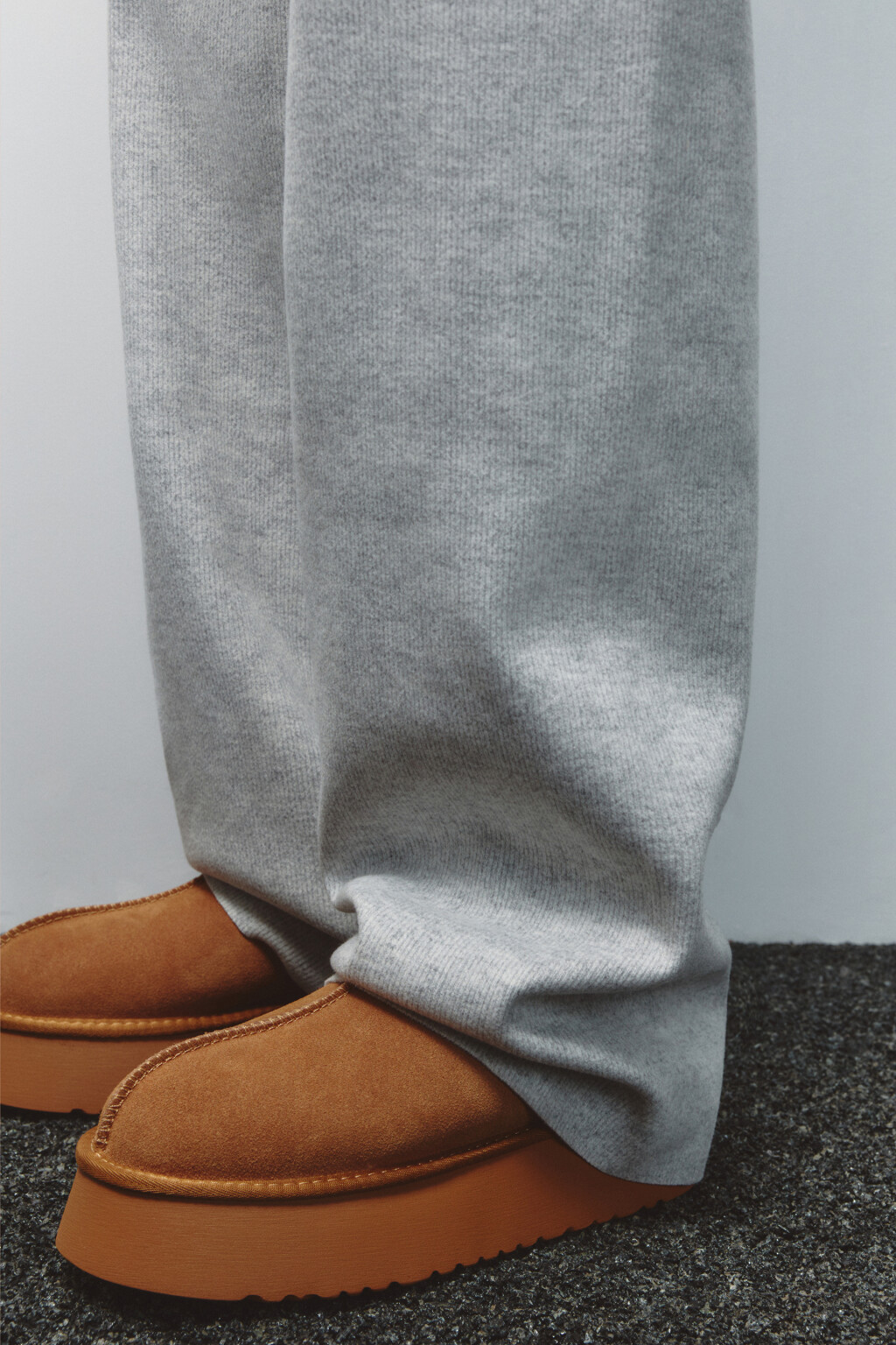 Брюки широкие из теплого вязаного трикотажа - цвет серый - 2