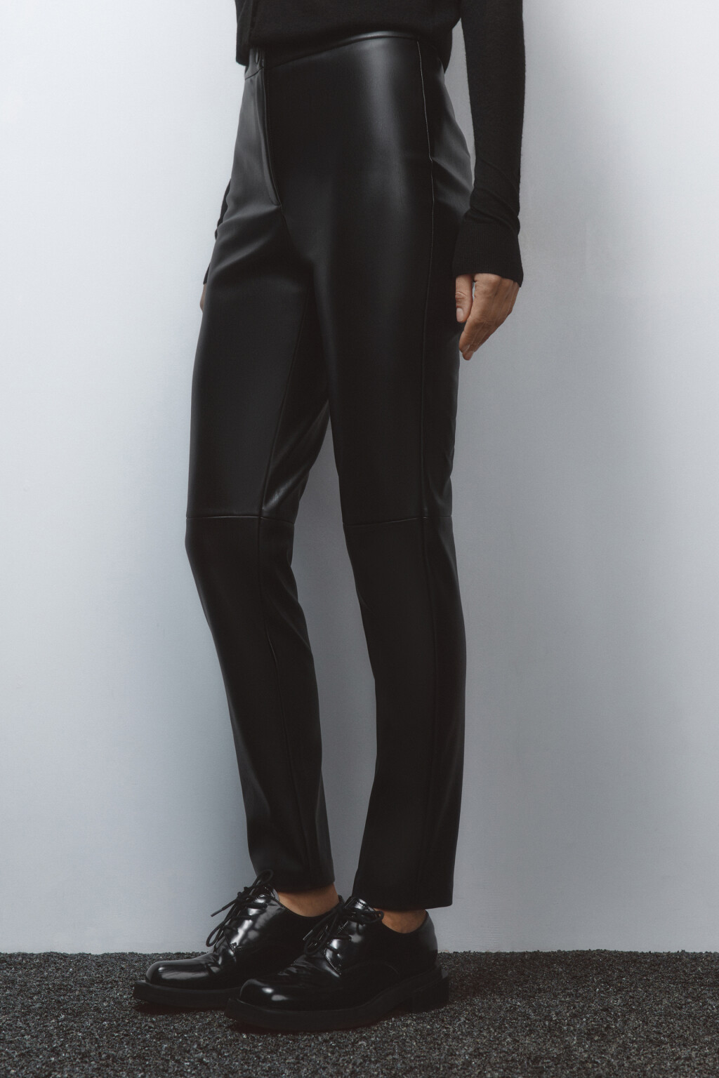 Брюки зауженные из искусственной кожи - цвет черный - 3