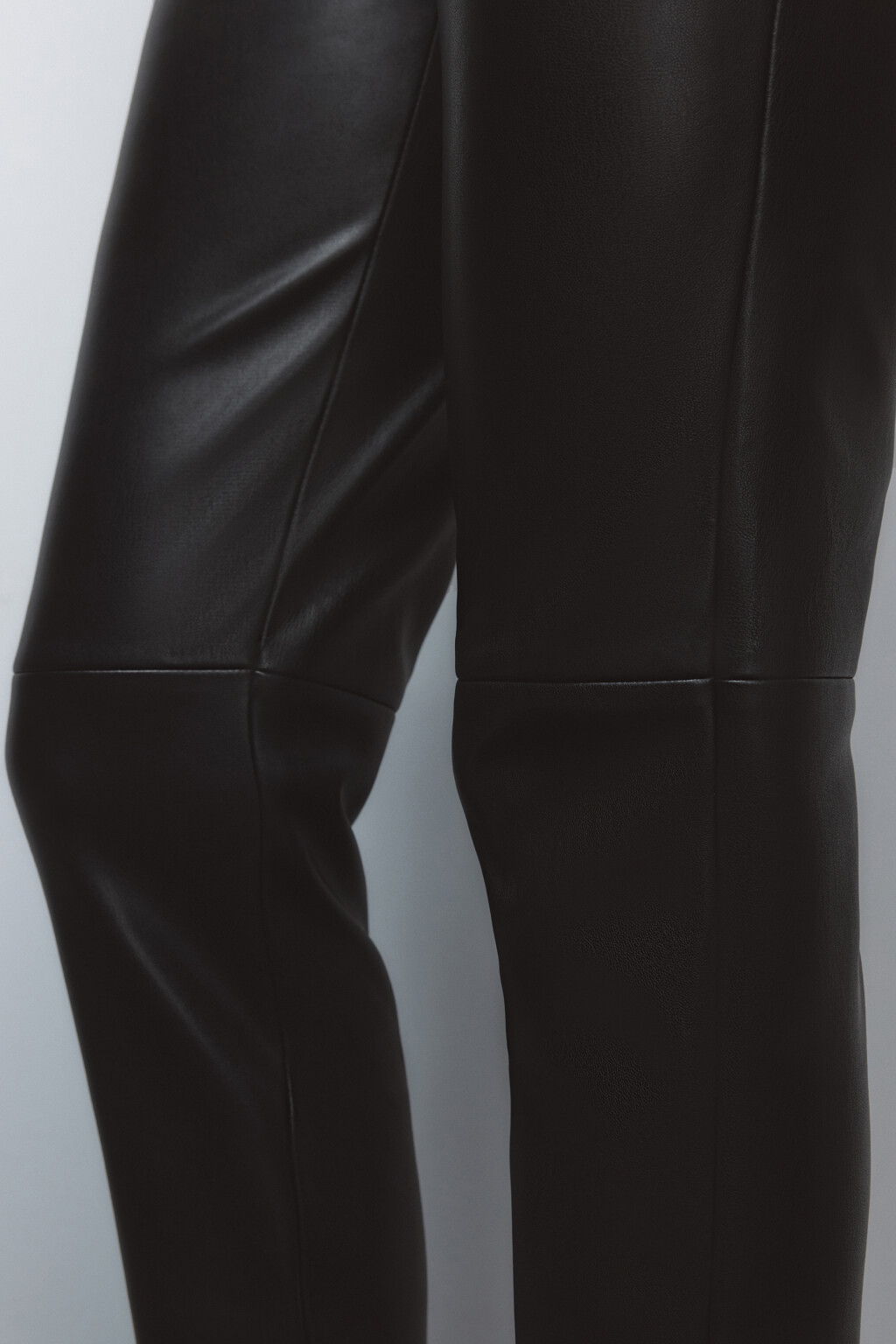 Брюки зауженные из искусственной кожи - цвет черный - 7