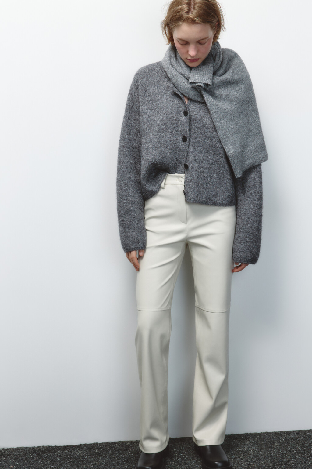 Брюки прямые из искусственной кожи - цвет молочный - 2