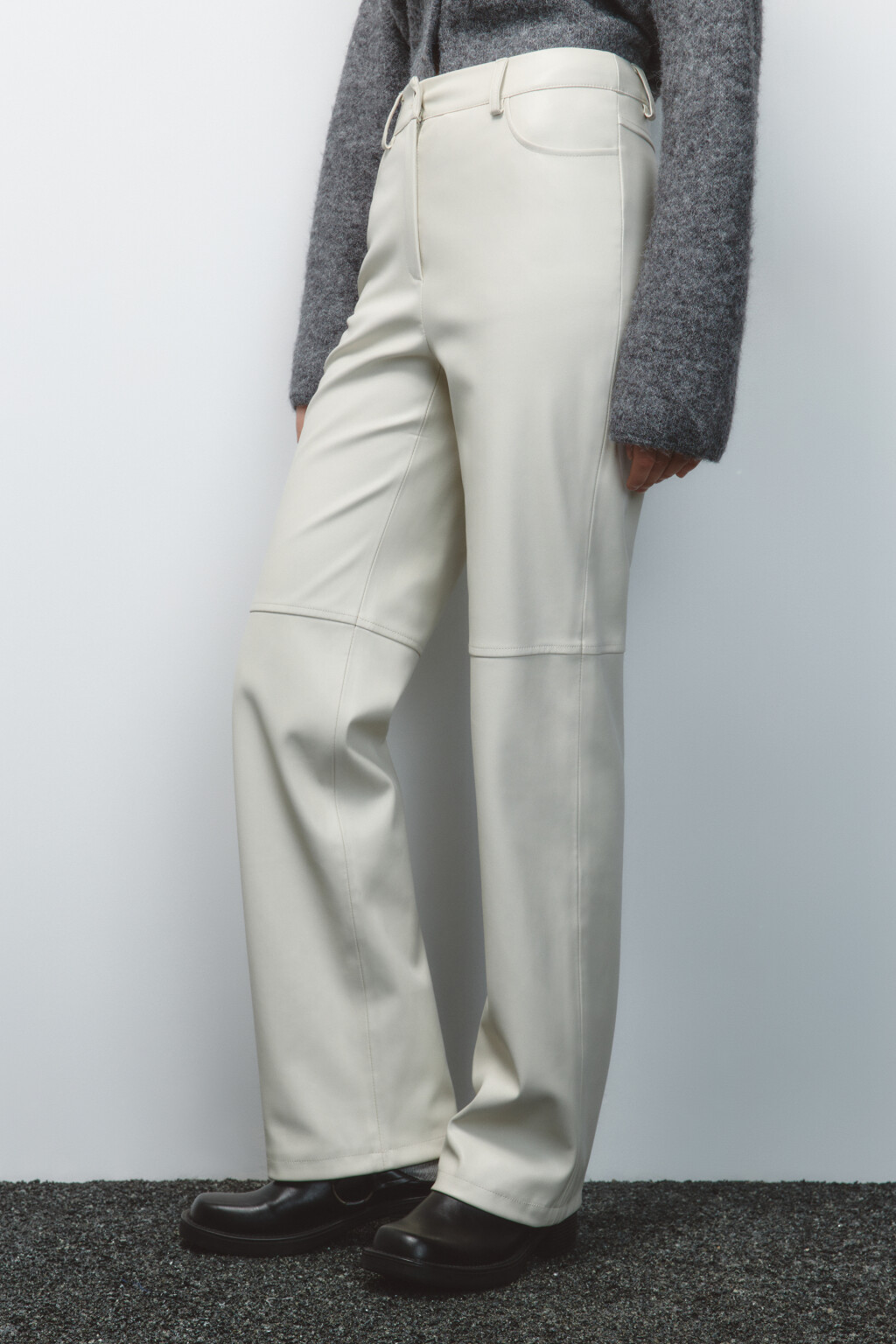 Брюки прямые из искусственной кожи - цвет молочный - 4