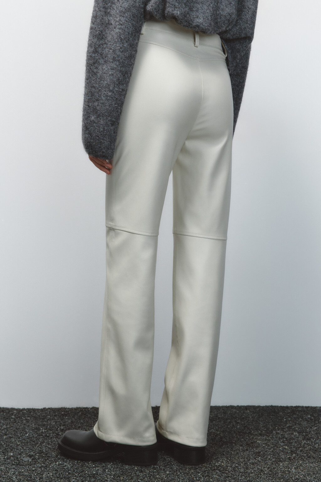 Брюки прямые из искусственной кожи - цвет молочный - 5