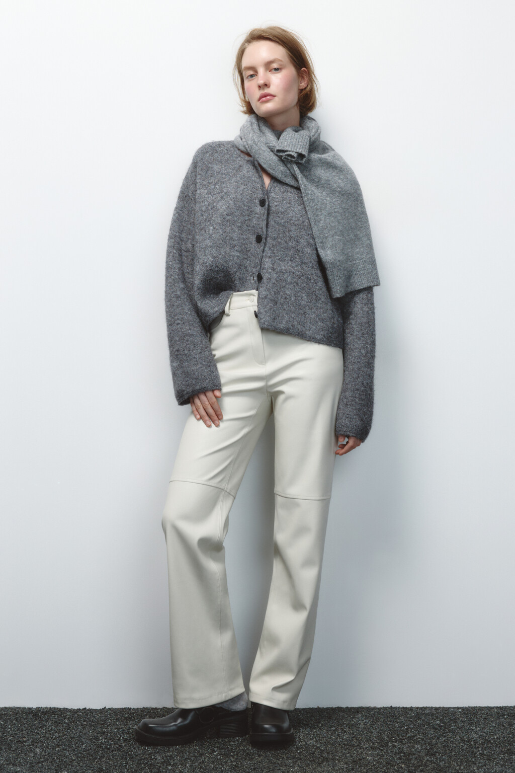 Брюки прямые из искусственной кожи - цвет молочный - 1