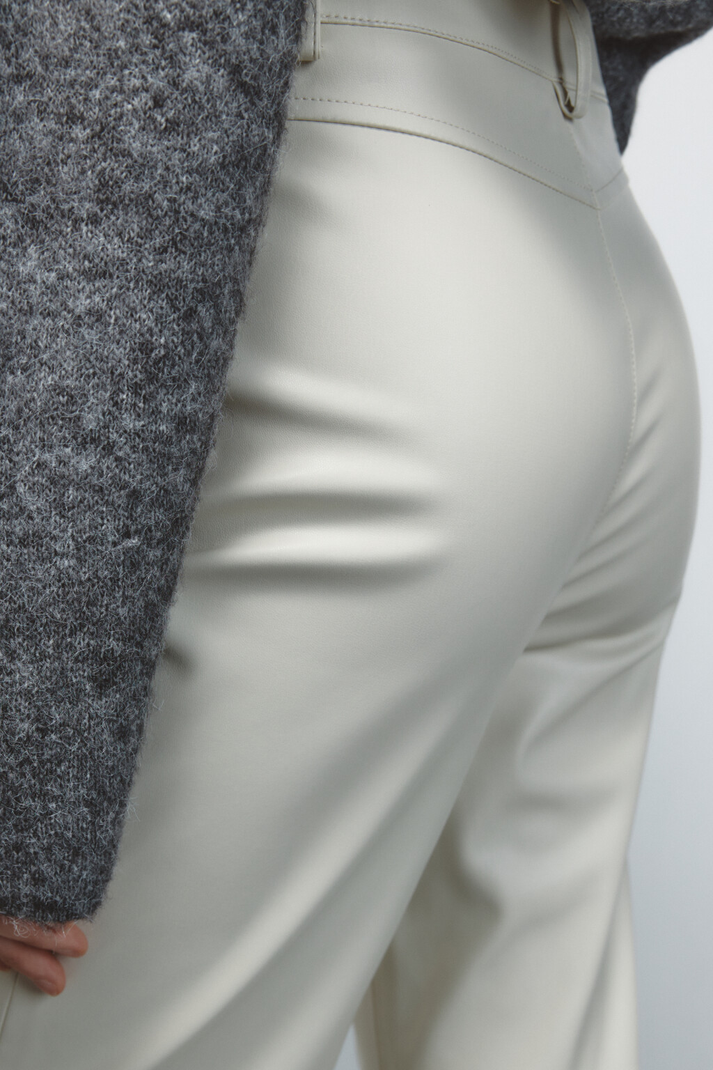 Брюки прямые из искусственной кожи - цвет молочный - 7
