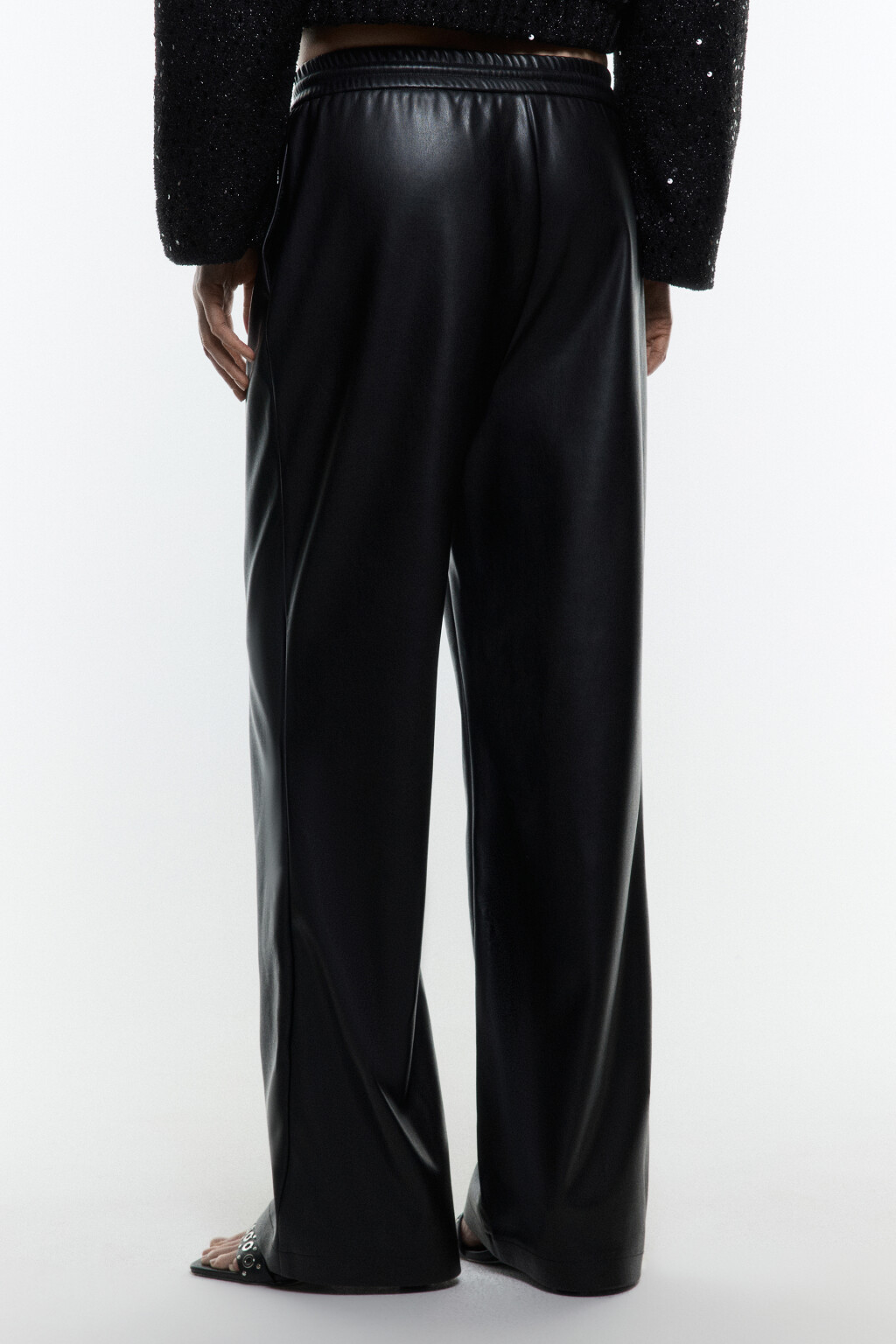 Брюки широкие из искусственной кожи - цвет черный - 5