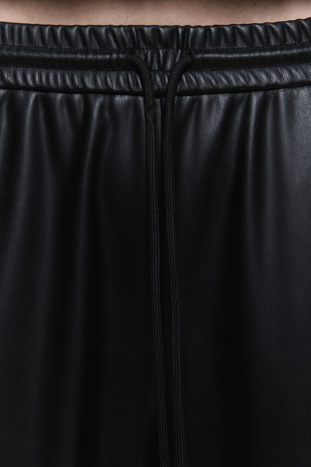 Брюки широкие из искусственной кожи - цвет черный - 7