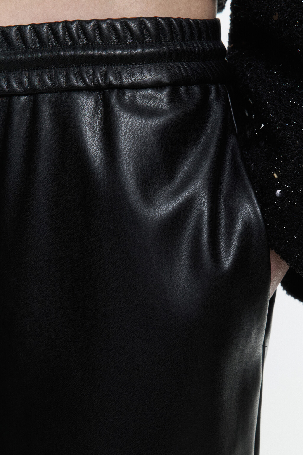 Брюки широкие из искусственной кожи - цвет черный - 8