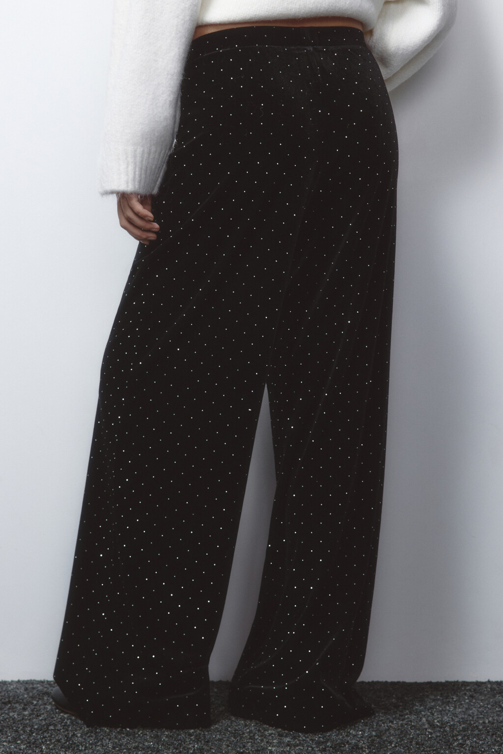 Брюки широкие бархатные со стразами - цвет черный - 4